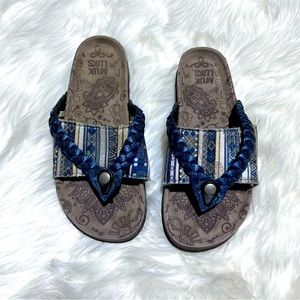 Muk luks sandals‎